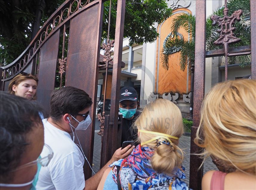 Cientos de turistas varados en Bali en medio de un brote de coronavirus