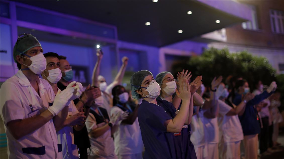 Span applause in show of appreciation to health care workers during coronavirus outbreak