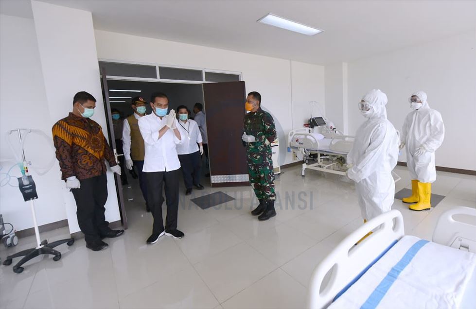 Presiden Jokowi periksa rumah sakit darurat Covid-19