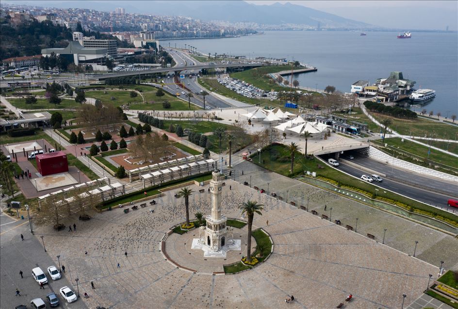 İzmir'de boş kalan meydan ve alanlar havadan görüntülendi