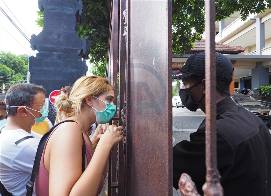 Cientos de turistas varados en Bali en medio de un brote de coronavirus