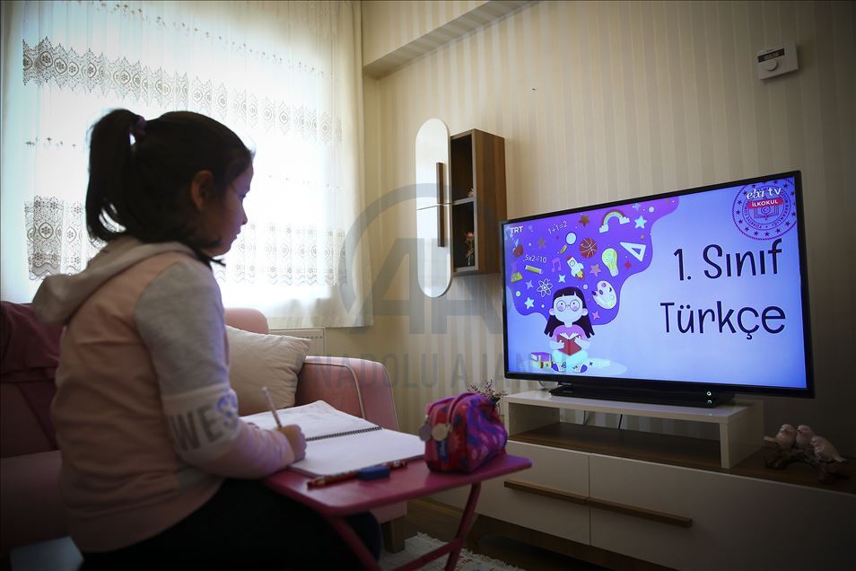 TRT-EBA TV ile "uzaktan eğitim" dersleri başladı
