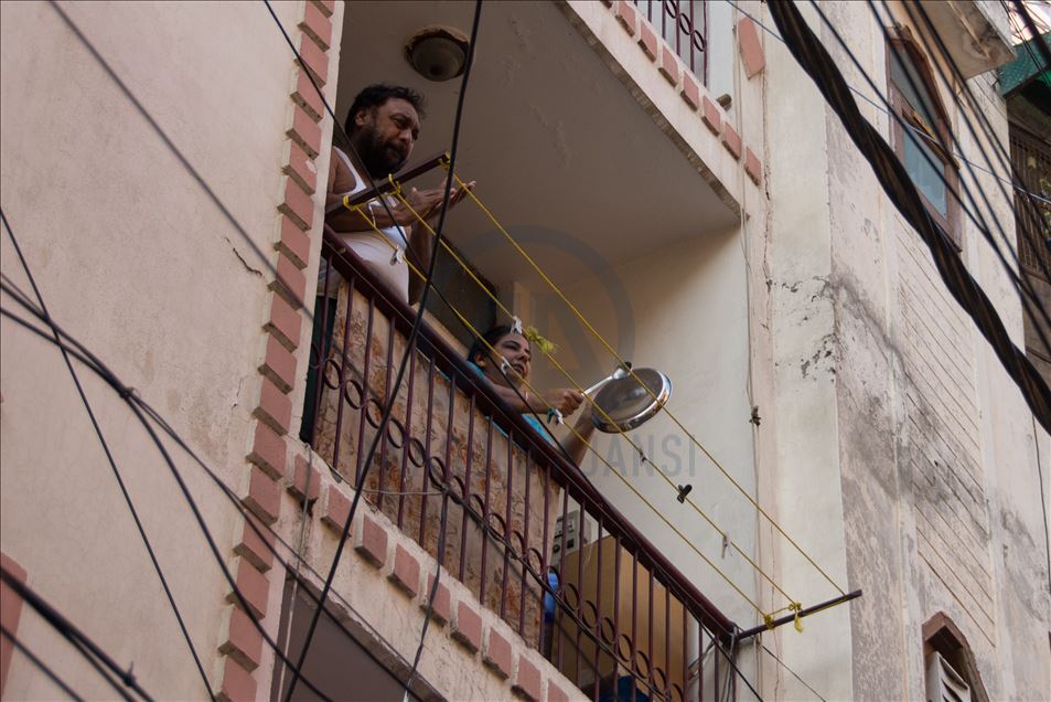 En India aplauden a los que enfrentan la pandemia del coronavirus en medio de una cuarentena nacional