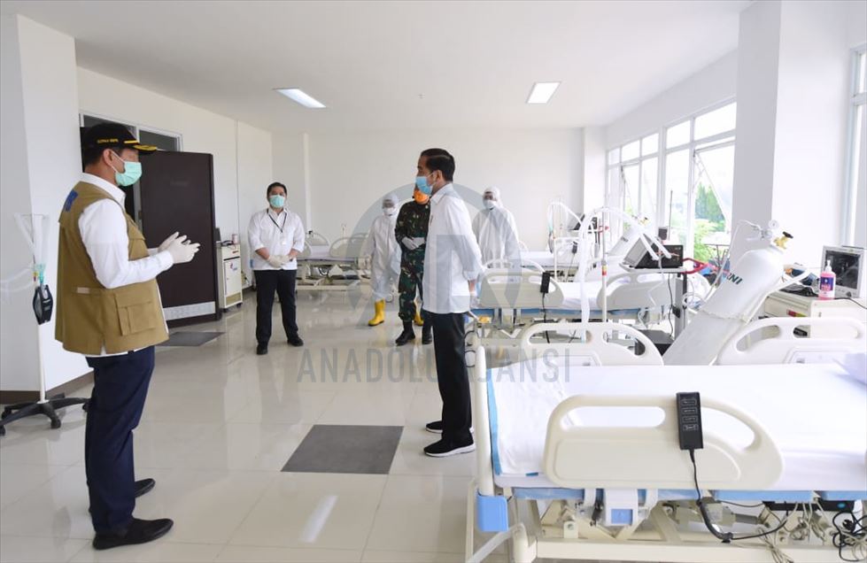 Presiden Jokowi periksa rumah sakit darurat Covid-19
