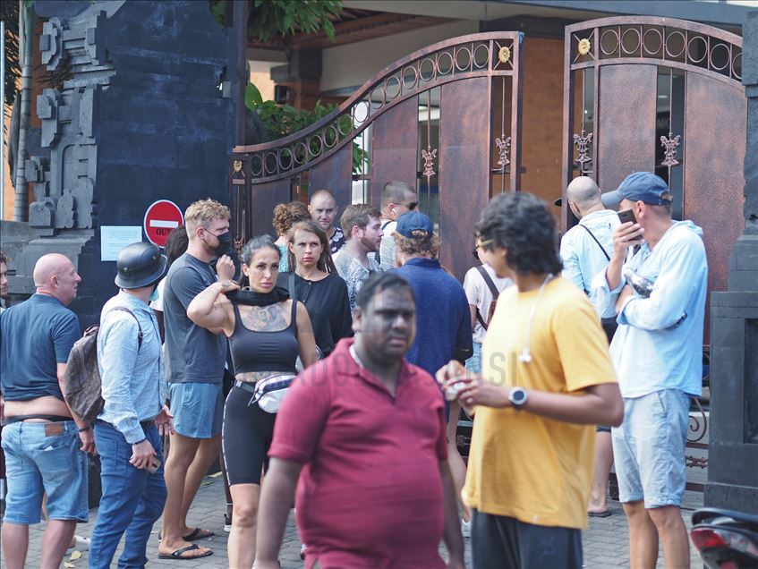 Cientos de turistas varados en Bali en medio de un brote de coronavirus