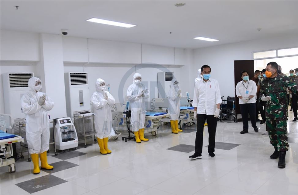 Presiden Jokowi periksa rumah sakit darurat Covid-19