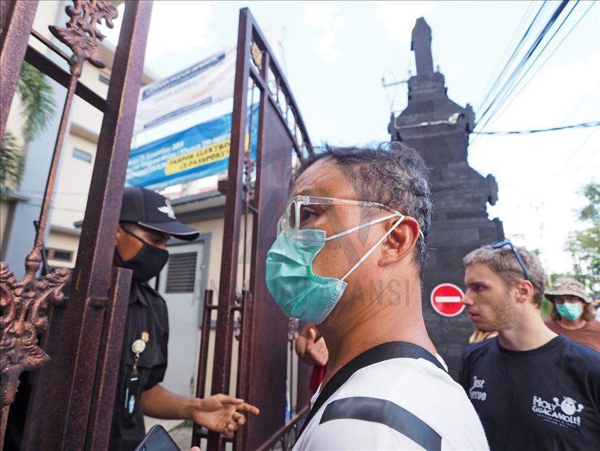 Cientos de turistas varados en Bali en medio de un brote de coronavirus