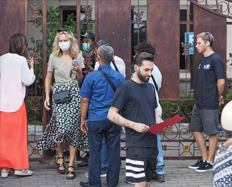 Cientos de turistas varados en Bali en medio de un brote de coronavirus