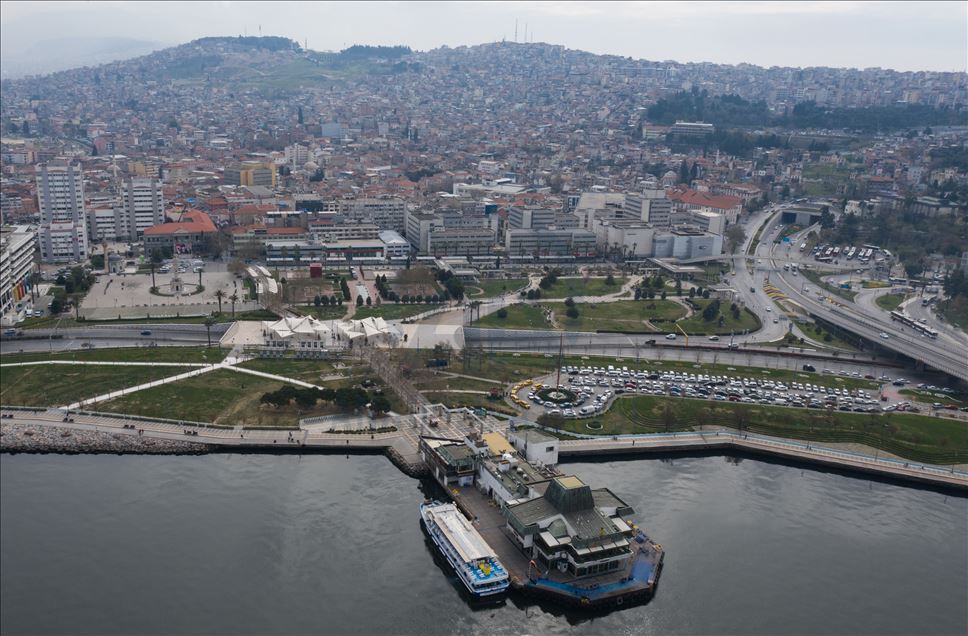 İzmir'de boş kalan meydan ve alanlar havadan görüntülendi