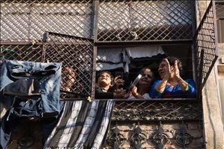 En India aplauden a los que enfrentan la pandemia del coronavirus en medio de una cuarentena nacional