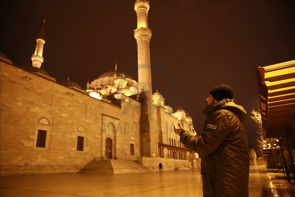 كورونا.. مساجد تركيا تصدح بالدعاء إلى الله لرفع الوباء
