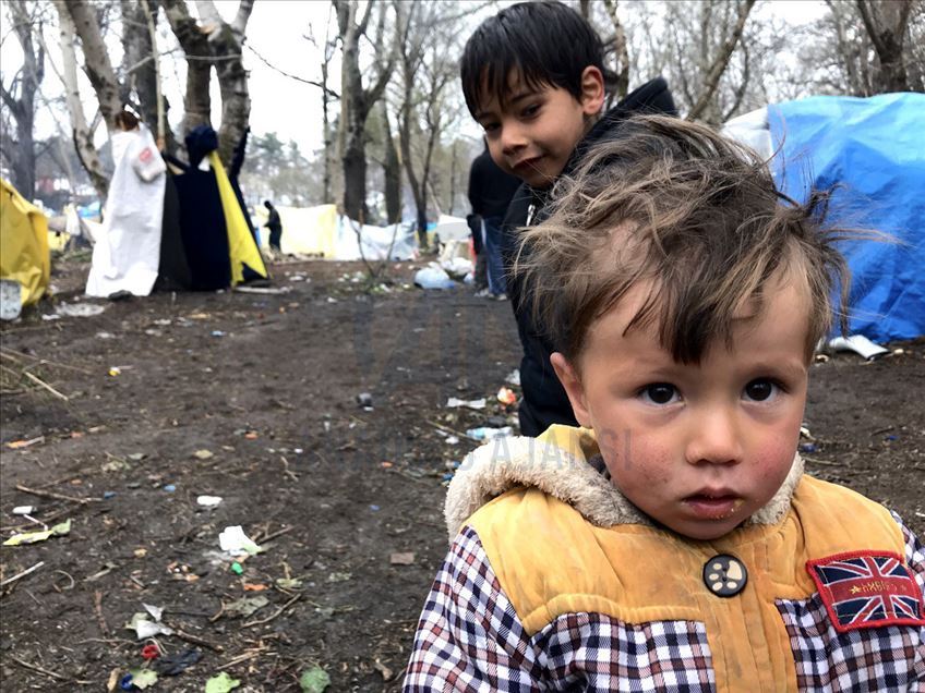 A la frontière de l’Europe, l’attente, dans l’espoir, des enfants réfugiés
