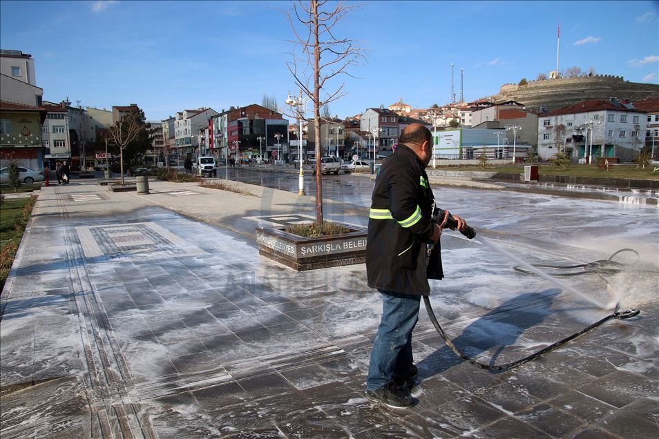 Şarkışla’da tüm cadde ve sokaklar koronavirüse karşı ilaçlandı