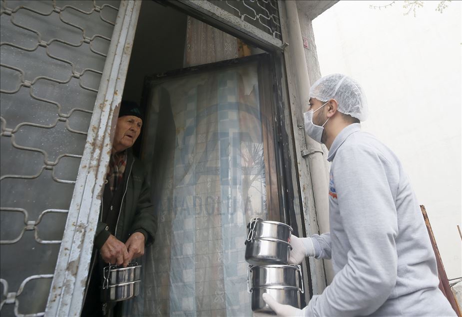 Sultangazi Belediyesinden 65 yaş ve üstü vatandaşlara gıda ve sıcak yemek yardımı