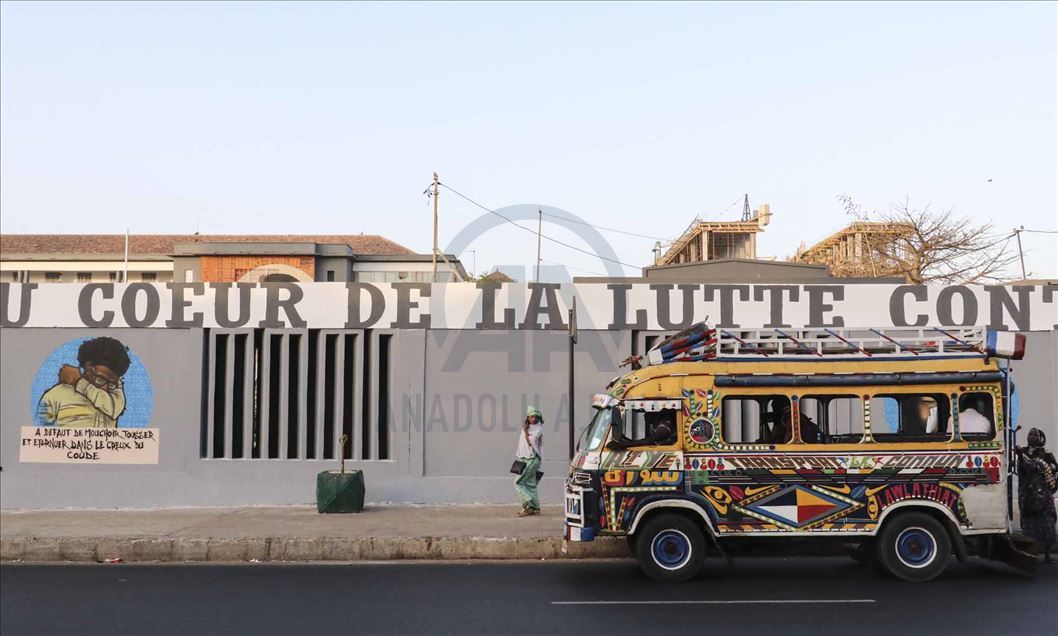 Los graffiteros senegaleses luchan contra el coronavirus con sus aerosoles