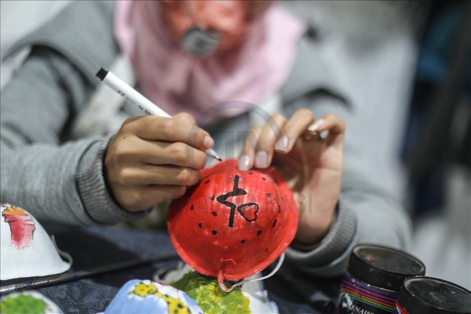 في غزة.. كمامات "فنية" سلاح جديد لمواجهة "كورونا"