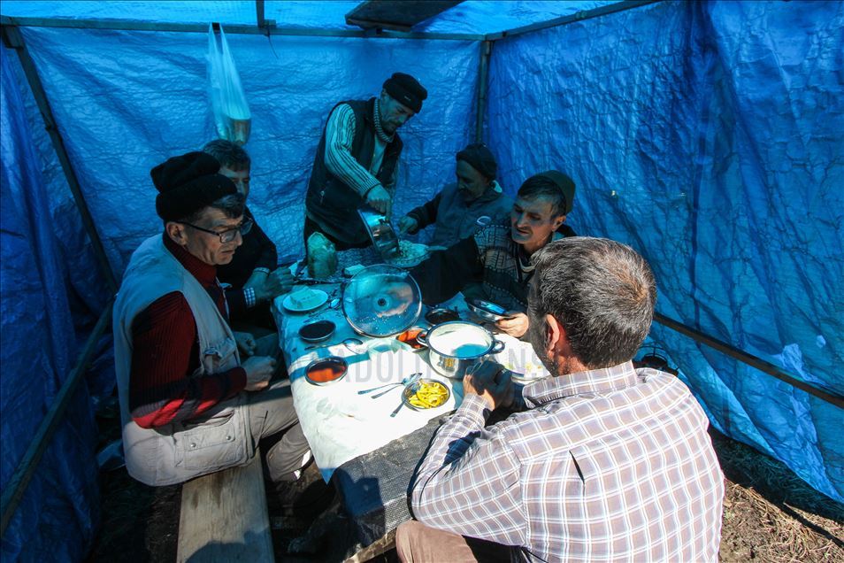 Karla kaplı Domaniç Dağları'nda mobilya fabrikaları için kesim yapıyorlar