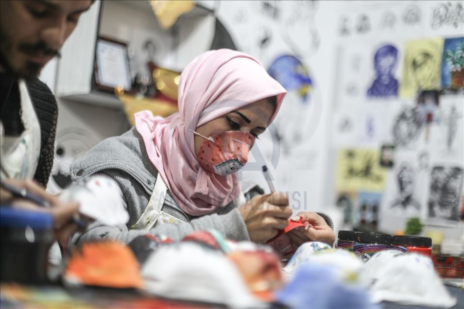 في غزة.. كمامات "فنية" سلاح جديد لمواجهة "كورونا"