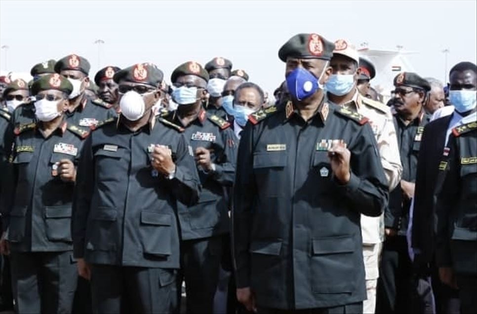 مئات السودانيين يشيعون وزير الدفاع بالخرطوم