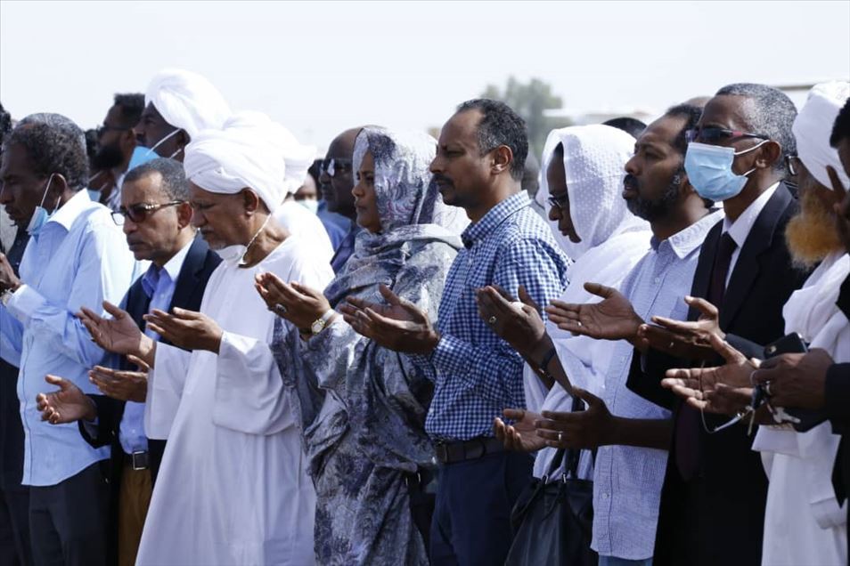 مئات السودانيين يشيعون وزير الدفاع بالخرطوم