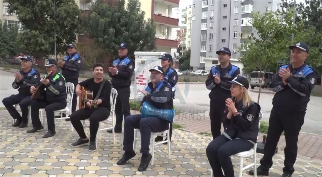 موسيقي وغناء.. الشرطة التركية ترفع معنويات مواطنيها ضد كورونا
