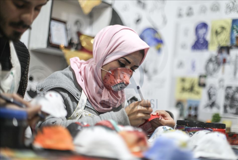Gazzeli sanatçılar, koronavirüsle mücadele için maskeleri renklendiriyor