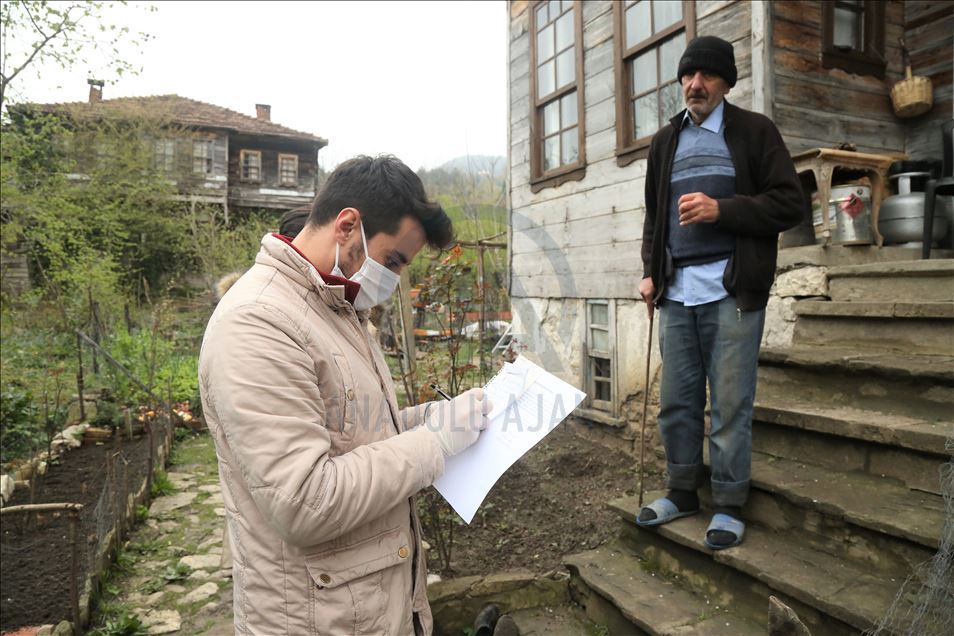 Kastamonu'da gençler 65 yaş ve üstündeki vatandaşlar için seferber oldu