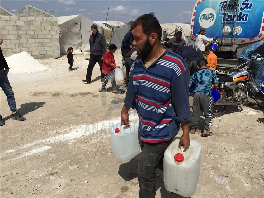 Afrin'deki Suriyelilere haftalık 100 ton su yardımı

