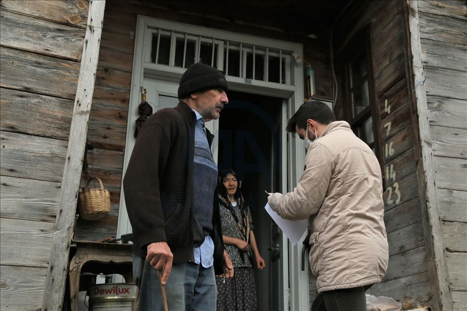 Kastamonu'da gençler 65 yaş ve üstündeki vatandaşlar için seferber oldu
