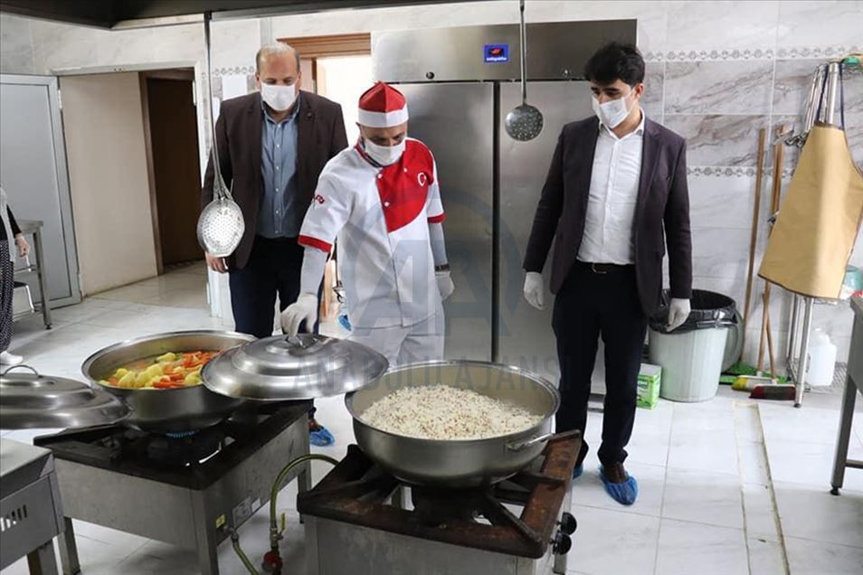 Tufanbeyli'de Vefa Sosyal Destek Grubu ekiplerinin "iç ısıtan" çalışması