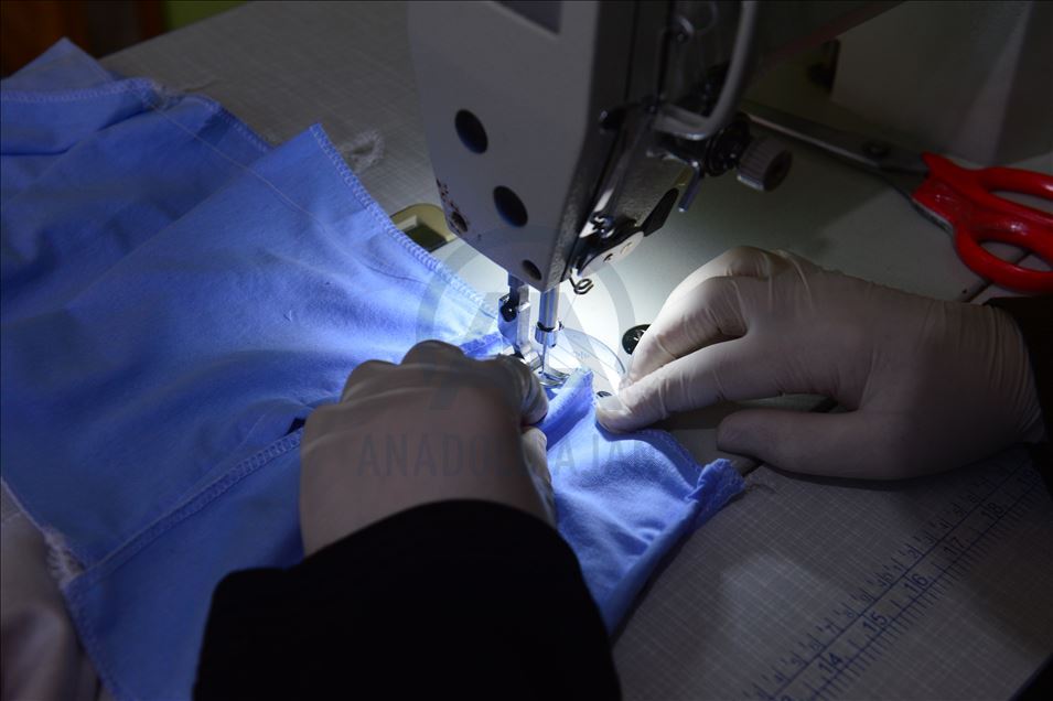 Suriyeli kadınlar ihtiyaç sahipleri için maske üretiyor