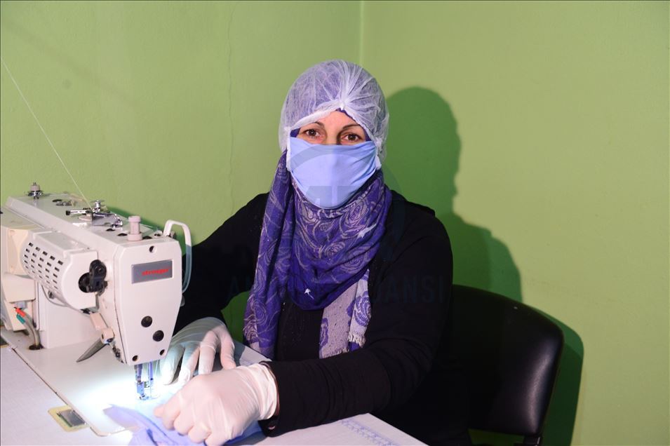 Suriyeli kadınlar ihtiyaç sahipleri için maske üretiyor 