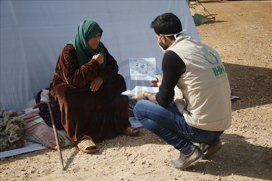 İHH Suriye’de koronavirüse karşı bilgilendirme çalışması yaptı