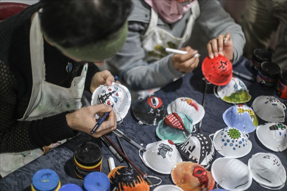 Gazzeli sanatçılar, koronavirüsle mücadele için maskeleri renklendiriyor