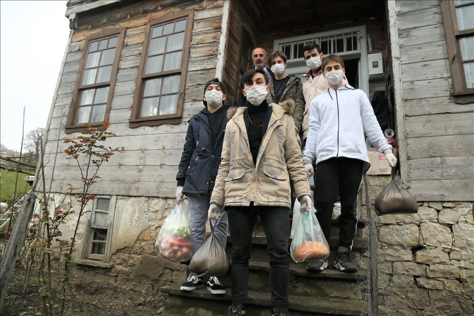 Kastamonu'da gençler 65 yaş ve üstündeki vatandaşlar için seferber oldu