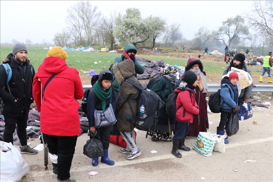 طالبو اللجوء يغادرون المنطقة الحدودية مع اليونان
