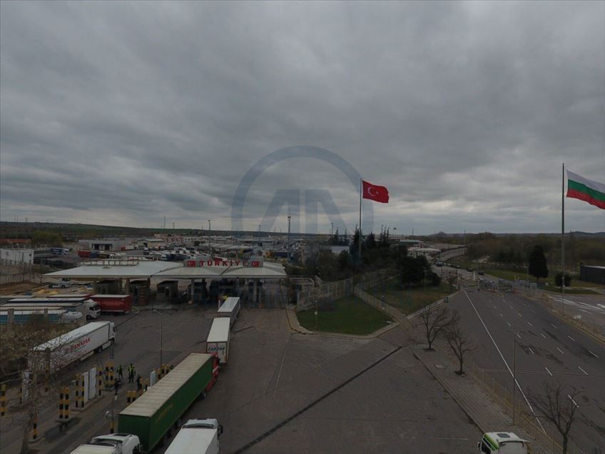 تركيا تُخضع شاحنات البضائع القادمة من أوروبا للتعقيم

