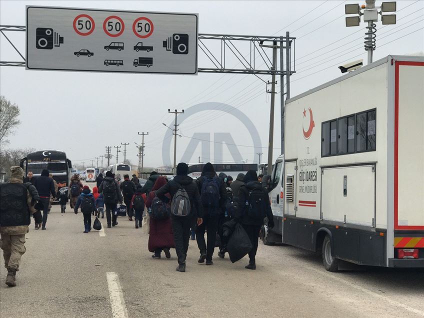 طالبو اللجوء يغادرون المنطقة الحدودية مع اليونان
