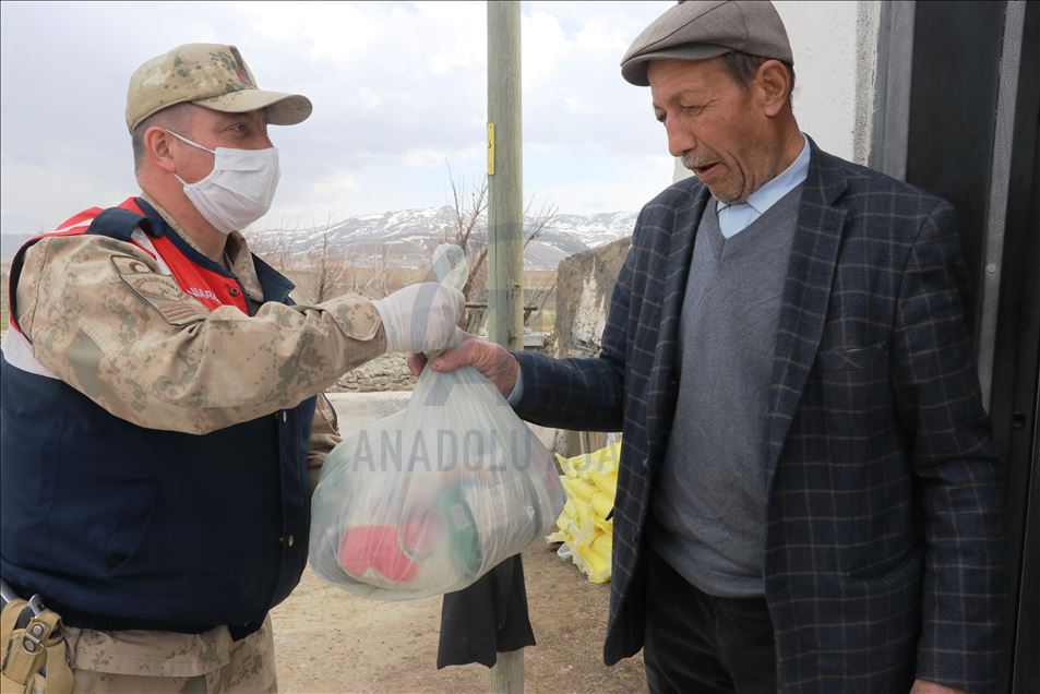 En ücra köylere giderek dışarı çıkamayan yaşlıların evlerini temizliyorlar