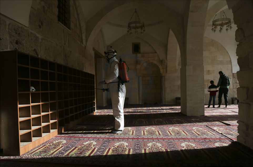 كورونا.. تعقيم المساجد في منطقة درع الفرات السورية