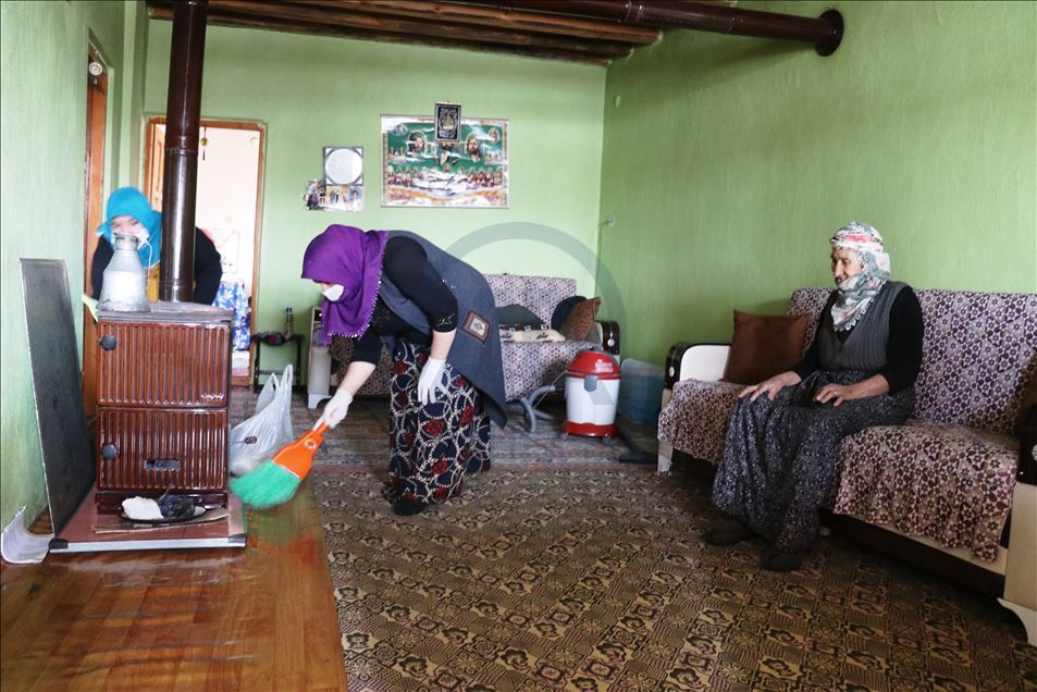 En ücra köylere giderek dışarı çıkamayan yaşlıların evlerini temizliyorlar