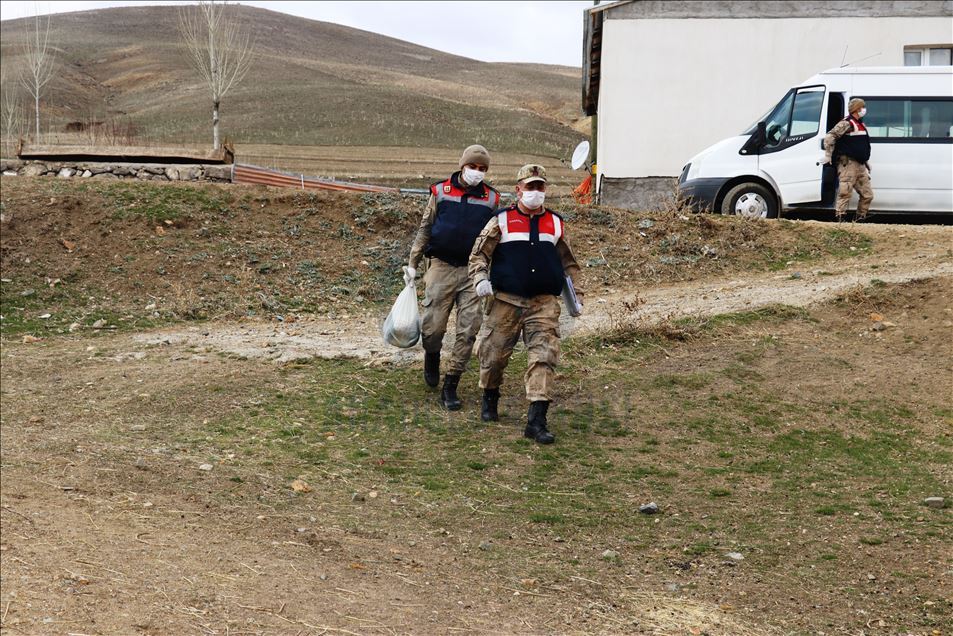 En ücra köylere giderek dışarı çıkamayan yaşlıların evlerini temizliyorlar