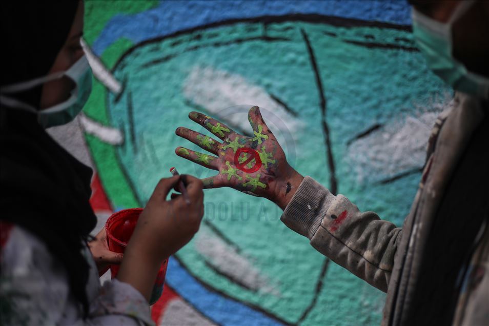 Filistinli ressamlar grafitiyle koronavirüs salgınına dikkati çekti