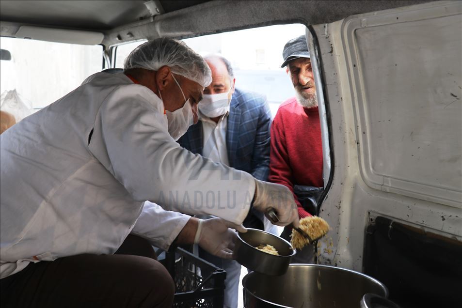 En ücra köylere giderek dışarı çıkamayan yaşlıların evlerini temizliyorlar