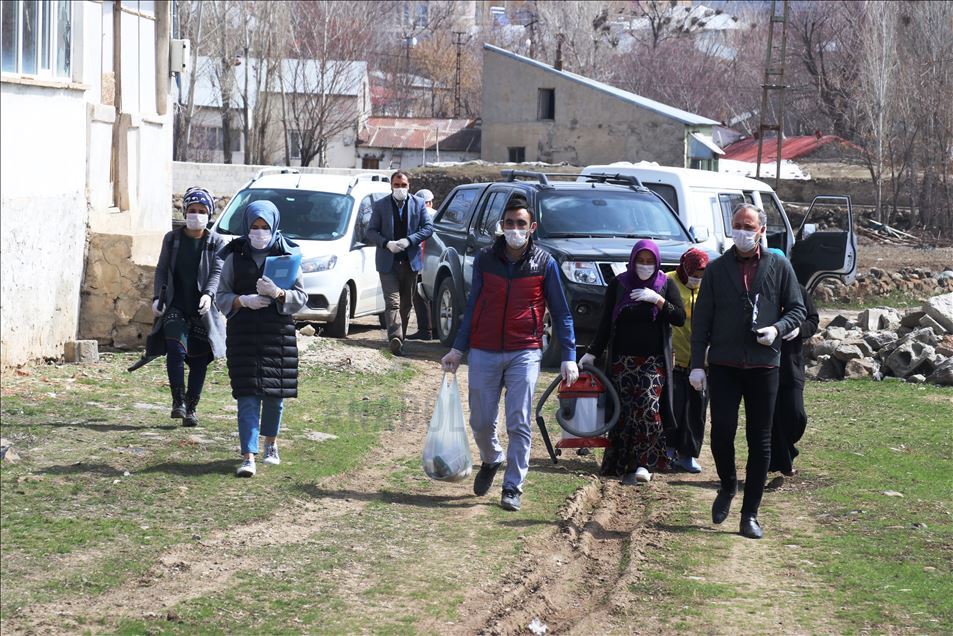En ücra köylere giderek dışarı çıkamayan yaşlıların evlerini temizliyorlar