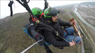 Un artiste turc joue au violon en plein saut en parachute