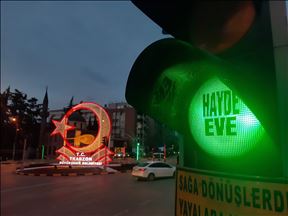 Turquie : les feux de circulation luttent contre le Covid-19 à Trabzon