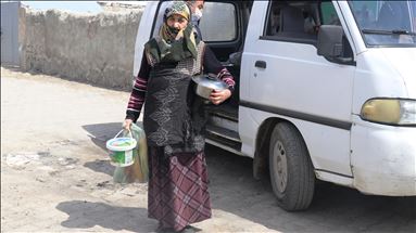 En ücra köylere giderek dışarı çıkamayan yaşlıların evlerini temizliyorlar