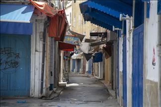 En Tunisie, suite au couvre-feu partiel dans le cadre de la lutte contre le Covid-19, les rues de la vieille ville "la medina de Tunis », très prisée des touristes, ont été désertées.