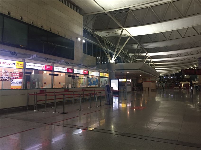 Uçak bilet satışlarına ara verilmesi nedeniyle Esenboğa Havalimanı sessizliğe büründü